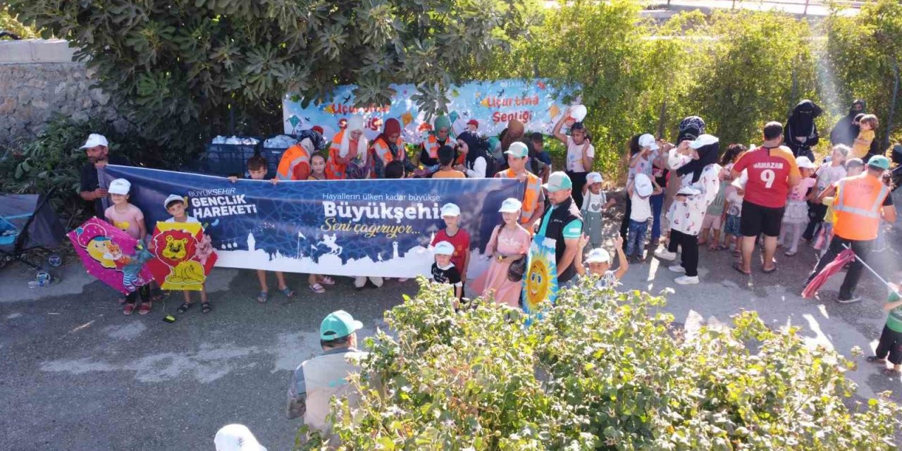 Depremzedeler, uçurtma şenliğinde gönüllerince eğlendiler