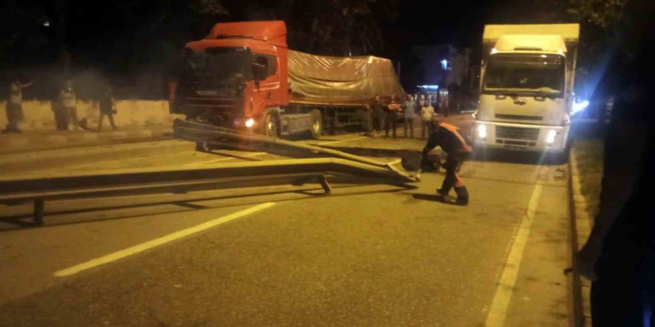 D-650’de tırın çarptığı bariyer yola savruldu, trafik durdu