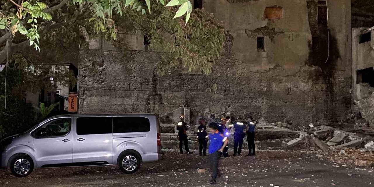 Beyoğlu’nda metruk binada çökme meydana geldi