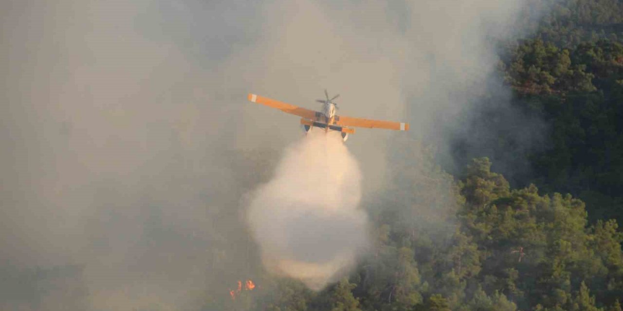 Turizm merkezi Kemer’deki orman yangınına havadan müdahale başladı
