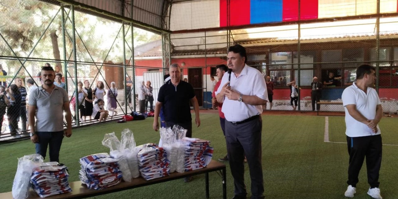 Havran’da yaz spor okullarında sporculara forma ve malzeme dağıtımı yapıldı