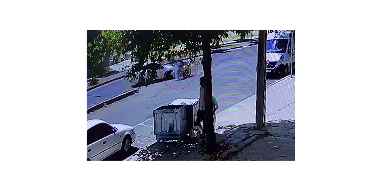 Motosikletin sağdan geçmek istediği otomobille çarpıştığı anlar kamerada