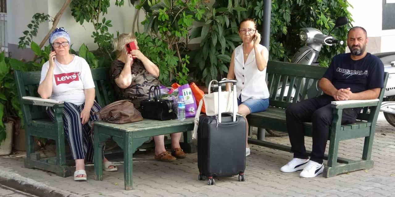 Adana’da deprem: Kimi valizini, kimi bebeğini alıp sokağa koştu