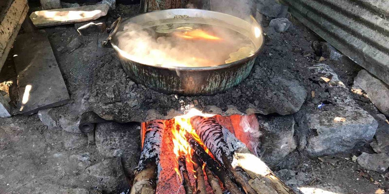 Bin rakımlı köyde dut pekmezi geleneksel yöntemlerle hazırlanıyor