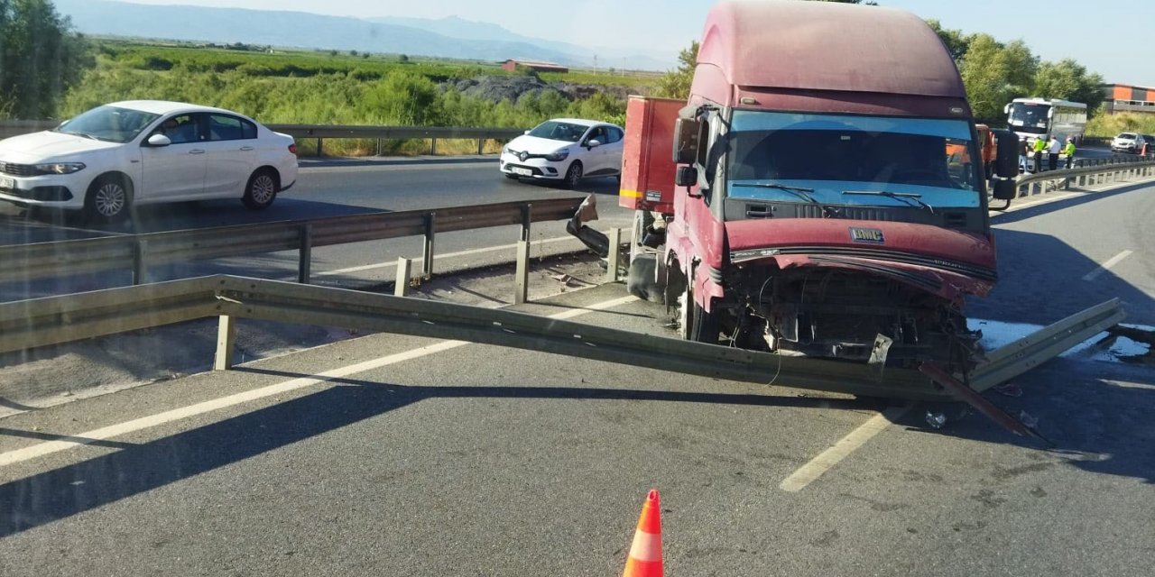 Tır refüje çarpıp, karşı şeride geçti: 1 yaralı