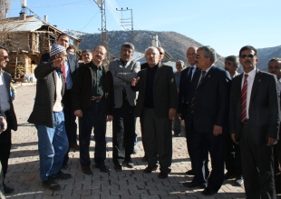 Heyelan bölgesini incelediler