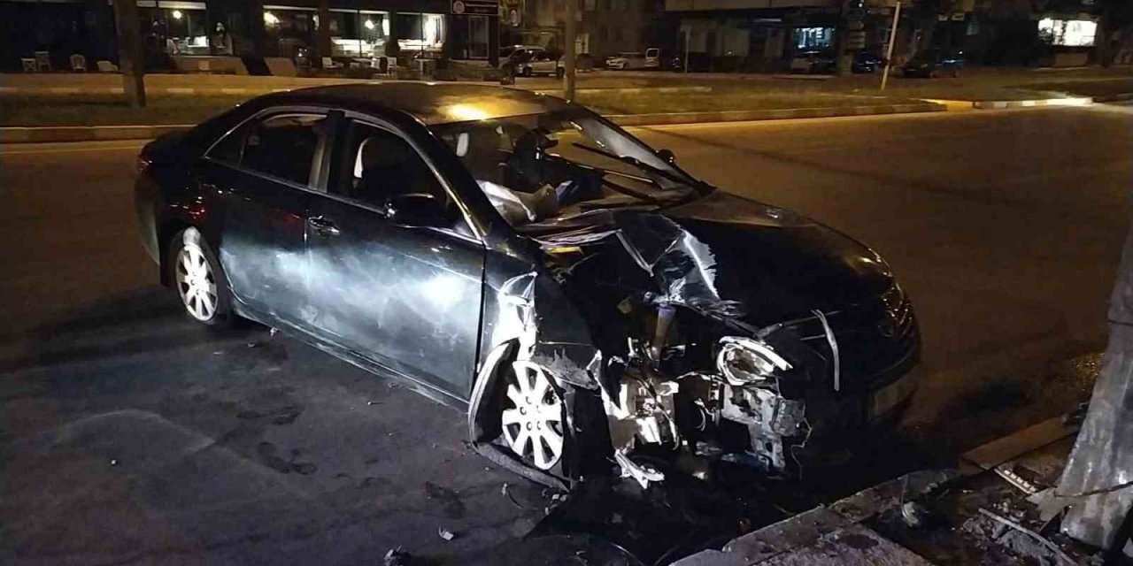 Kaza yaptı, aracı bırakarak kaçtı