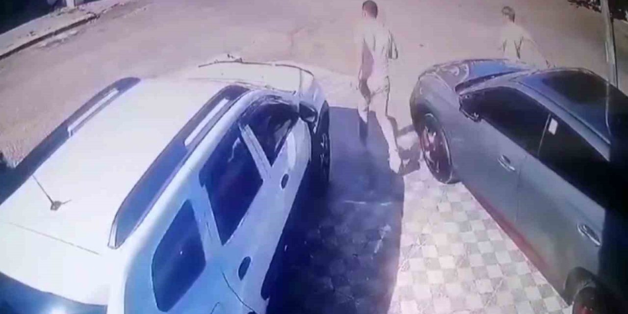 Adana’da 5.5 büyüklüğündeki deprem anı kameraya yansıdı