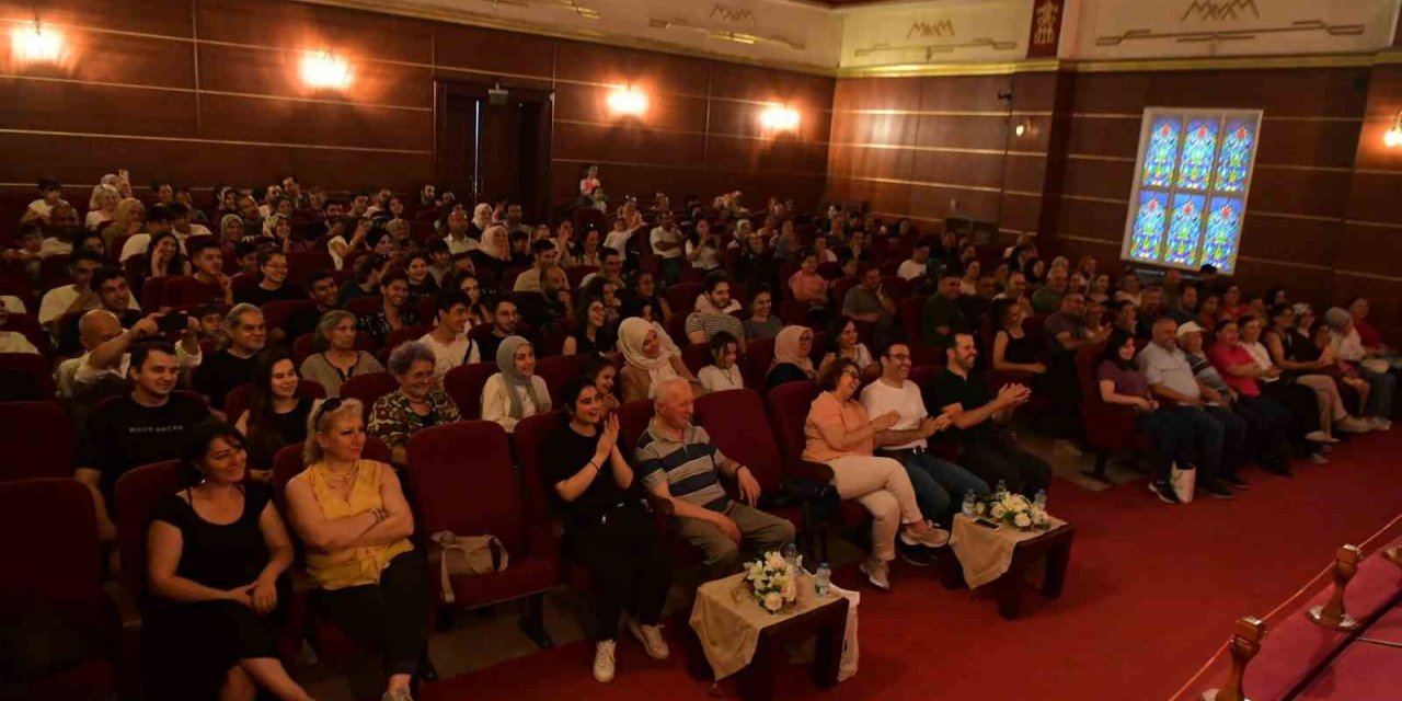 Mamak’ta “Geçmiş Zaman Olur Ki” tiyatro oyunu sahnelendi