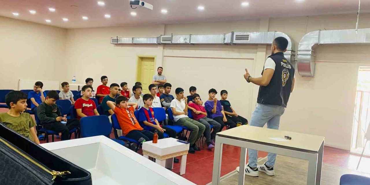 Kütahya’da “Bilinçli ve güvenli internet kullanımı, siber zorbalık” konulu eğitim