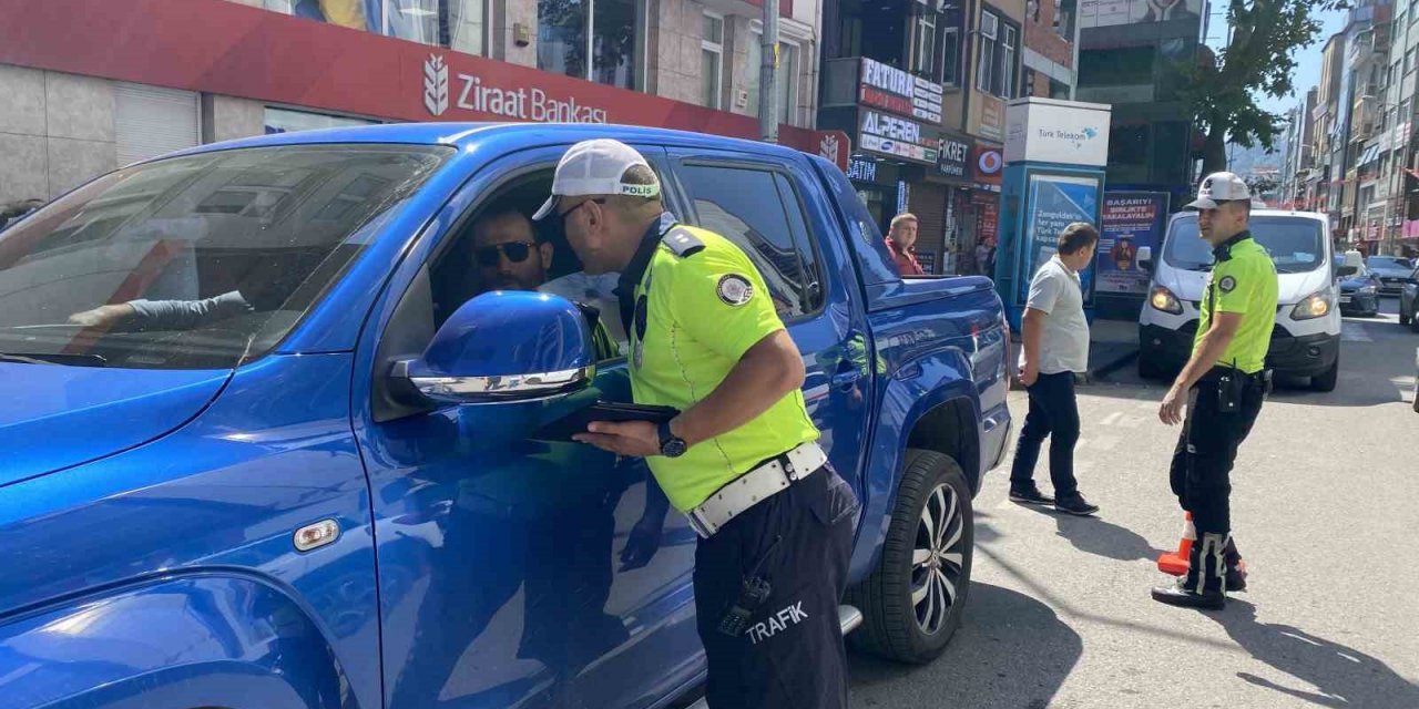 Araçları tek tek durdular