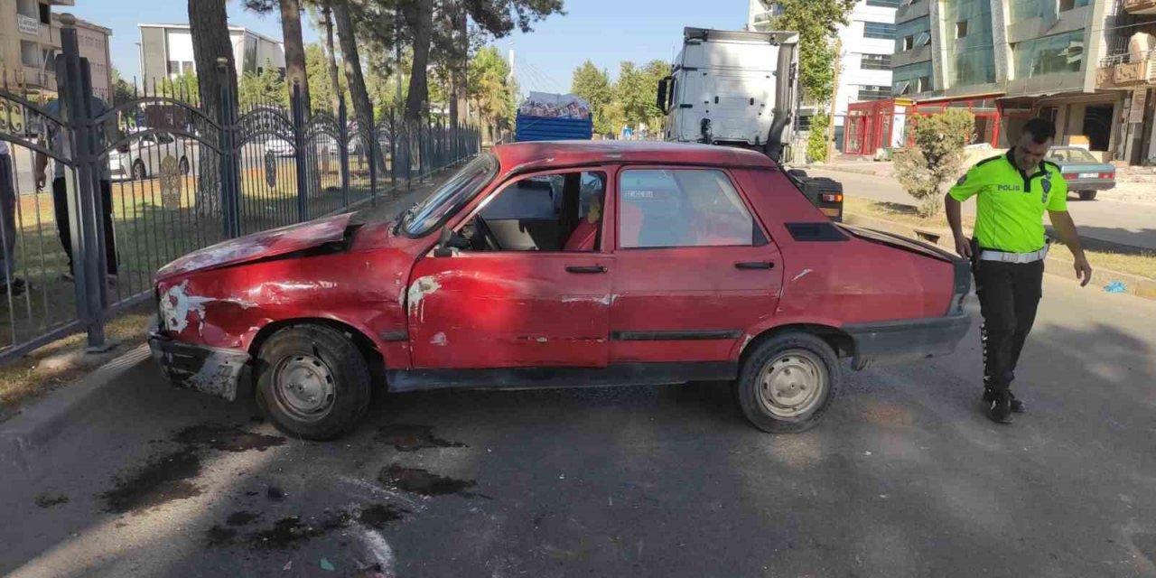 Tır ile otomobil çarpıştı: 1 yaralı