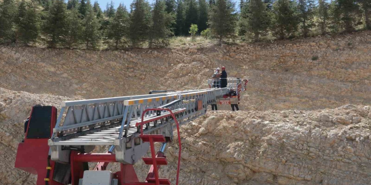 Dağ çayı toplarken depreme yakalandı, ayakları kayıp kayalıklardan düştü