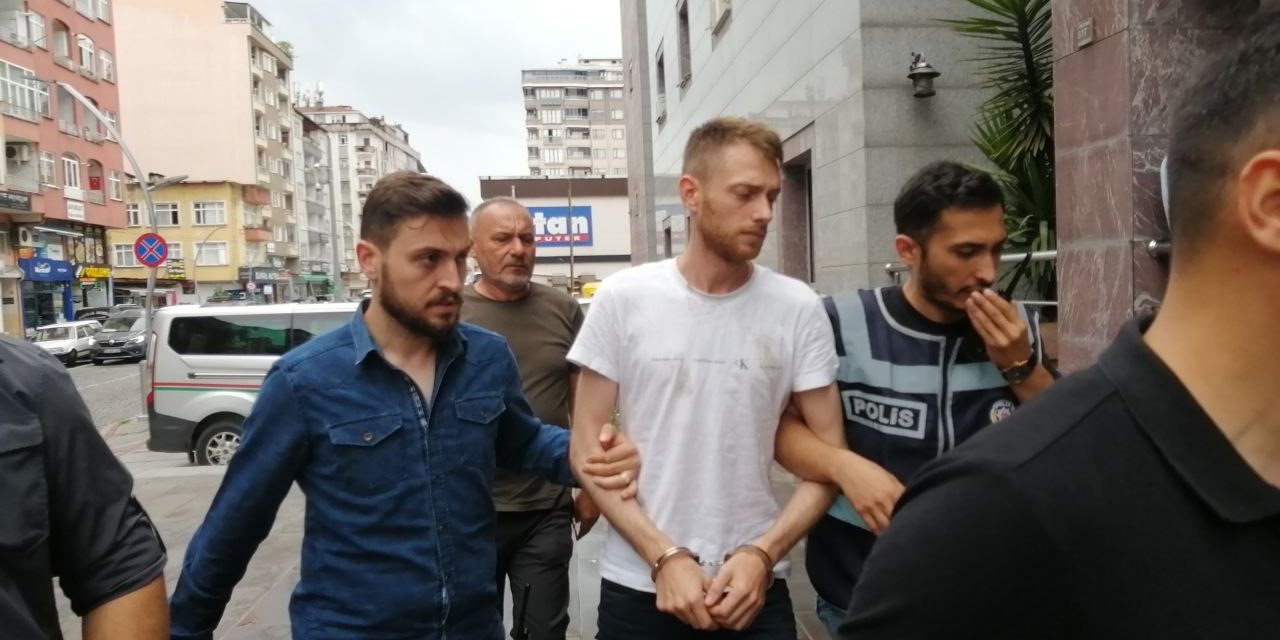 Rize’de bir kişiyi bıçaklayarak öldüren ve iki kişiyi yaralayan şahıs adliyeye sevk edildi