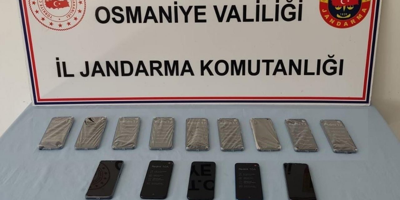 Otomobilde 14 adet kaçak cep telefonu ele geçirildi