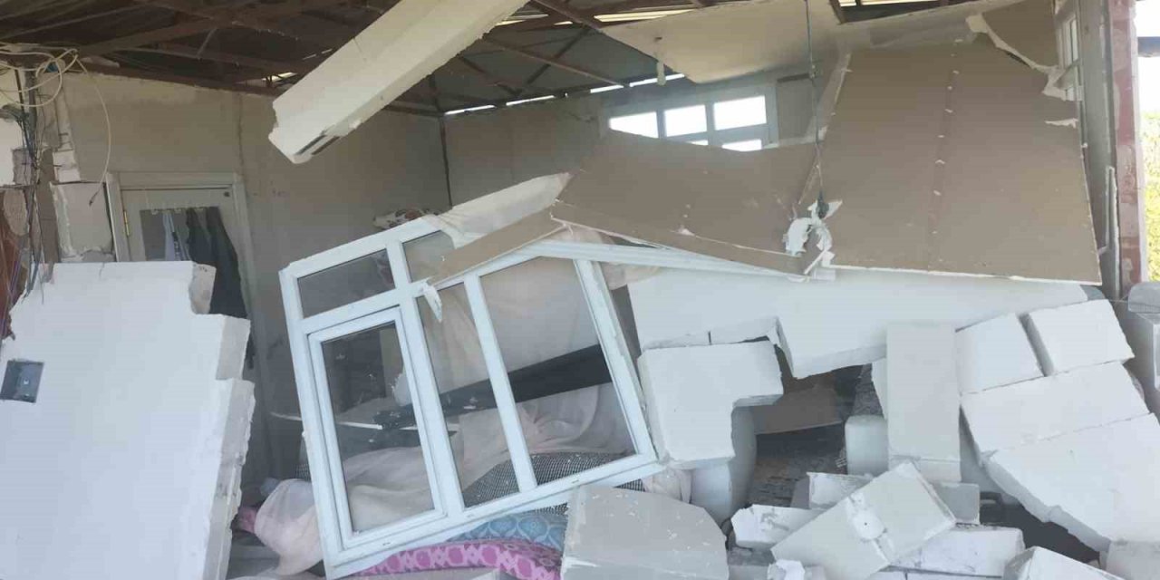 Depremde gazinin evi yıkıldı