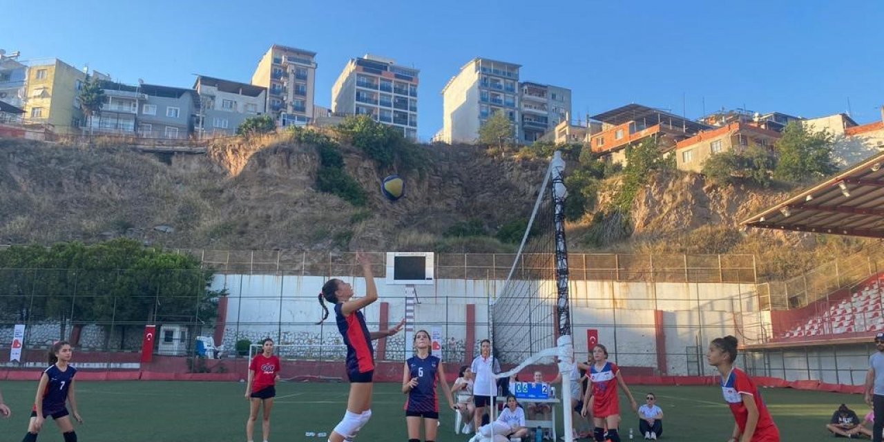 Bayraklı’da voleybol şenliği