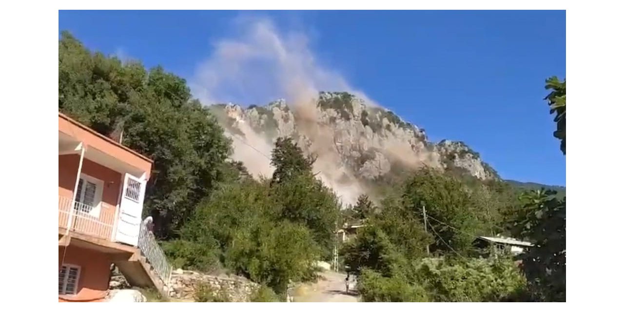 Deprem anında dağlardan dev kayalar koptu