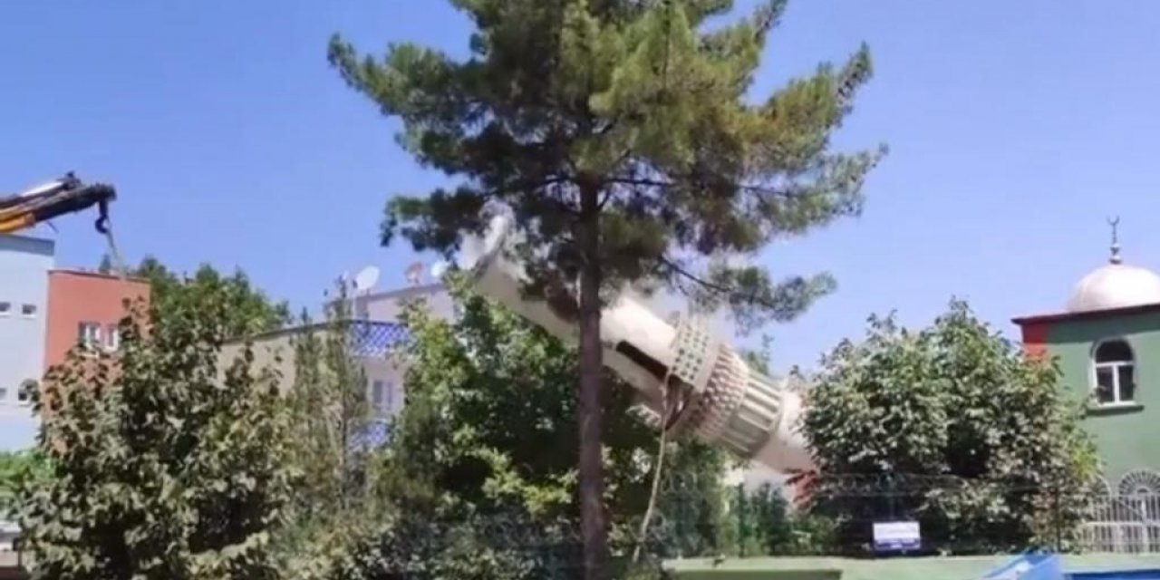 Batman’da cami minaresi kontrollü olarak yıkıldı