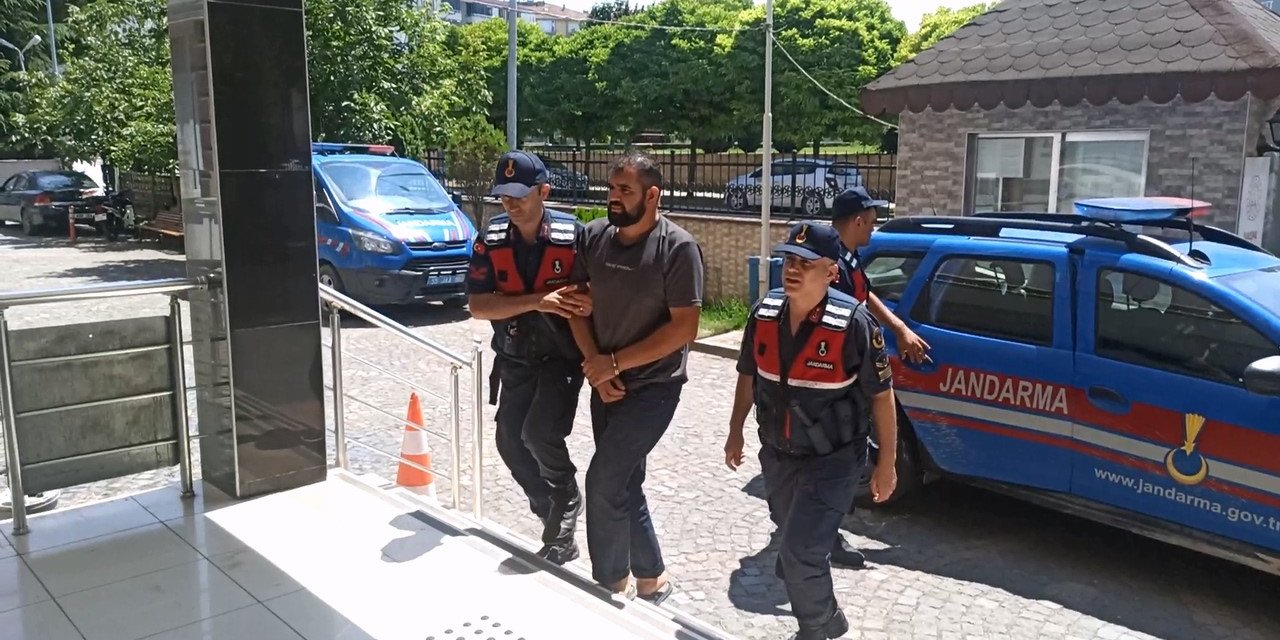 Samsun’da amcaoğulları arasındaki silahlı çatışmada gözaltı alınan 3 şahıs adliyeye sevk edildi