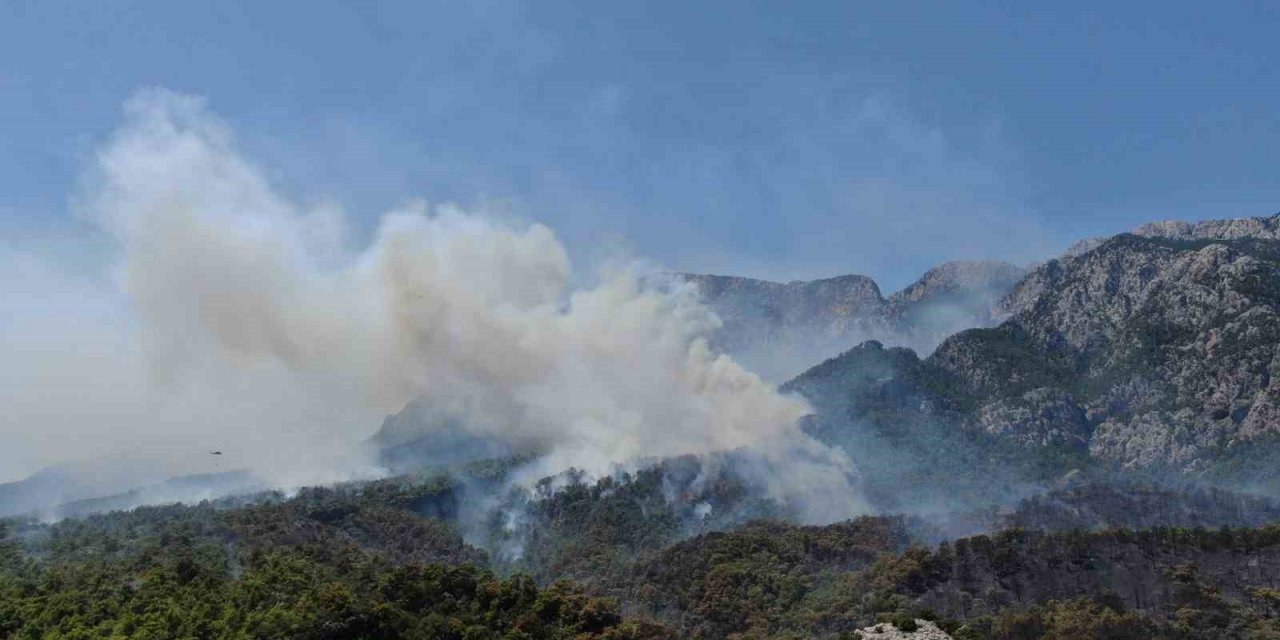 Turizm merkezi Kemer’deki yangın 17 saattir devam ediyor