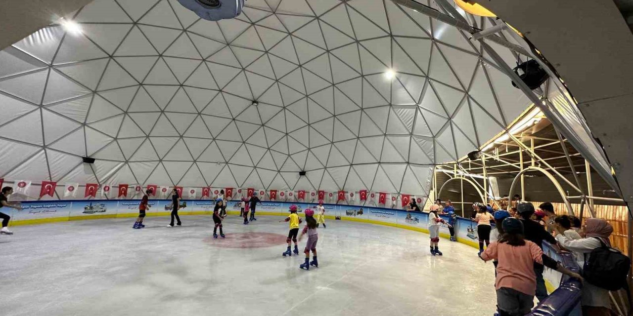Keçiören’de çocuklar buz pateniyle serinledi