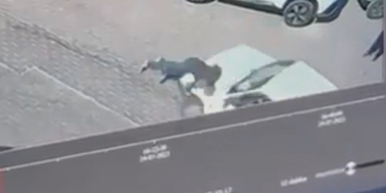 Kadın sürücü, karşıya geçmek için yoldan duran yayayı ezdi, o an ise kameralara böyle yansıdı