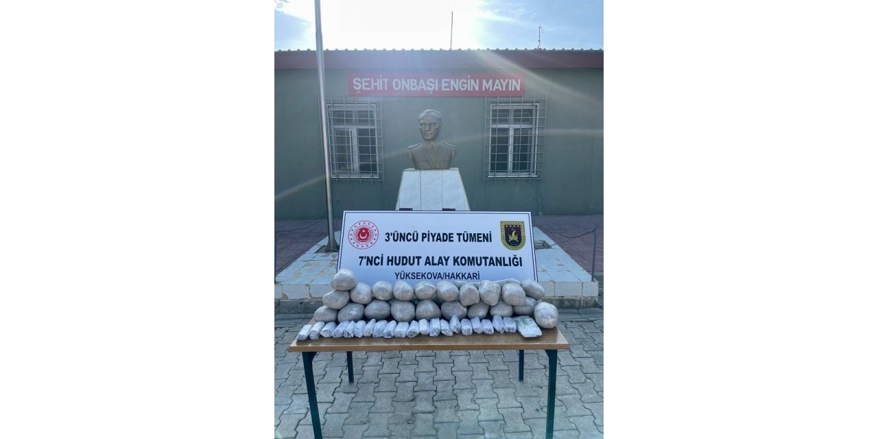 İran’dan Türkiye’ye geçmeye çalışan ve üzerlerinde 32,6 kilogram toz esrar taşıdığı belirlenen 5 kişi yakalandı