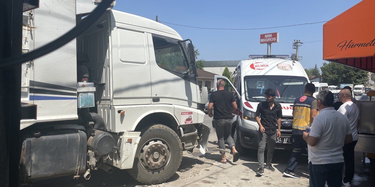 Hafriyat kamyonu ile tur midibüsü çarpıştı: 7 yabancı uyruklu turist yaralandı