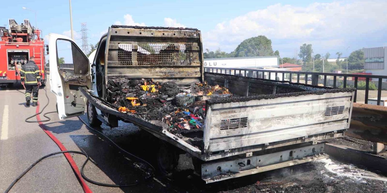 Hırdavat yüklü kamyonet yanarak kullanılmaz hale geldi