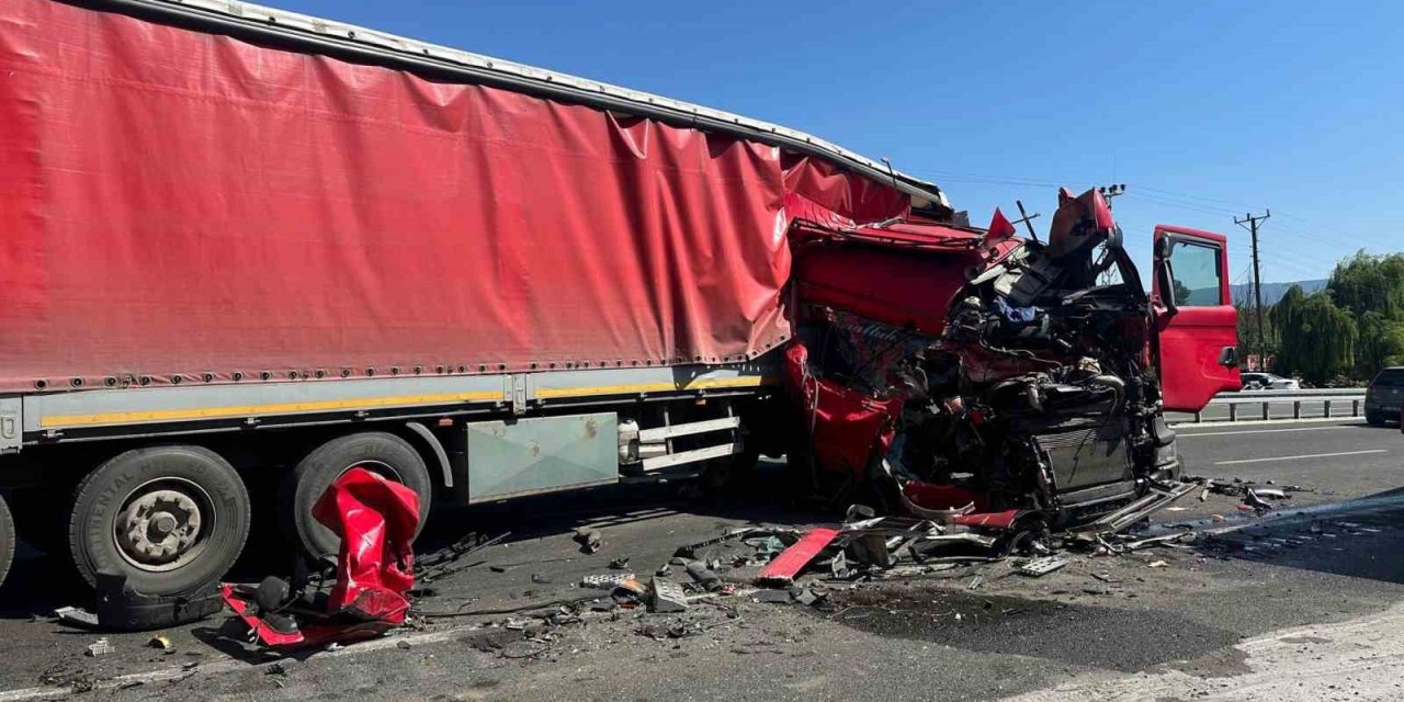 D100’de iki tır çarpıştı: 1 yaralı