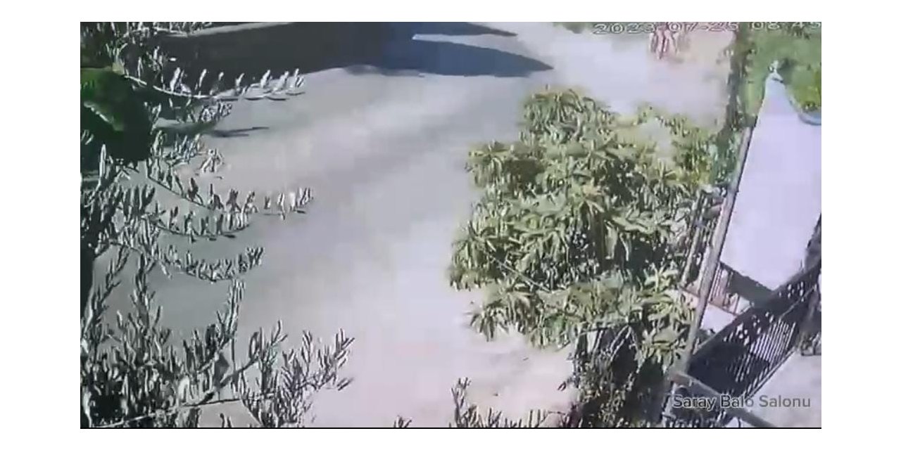 Depremin yıktığı duvar güvenlik kamerasında