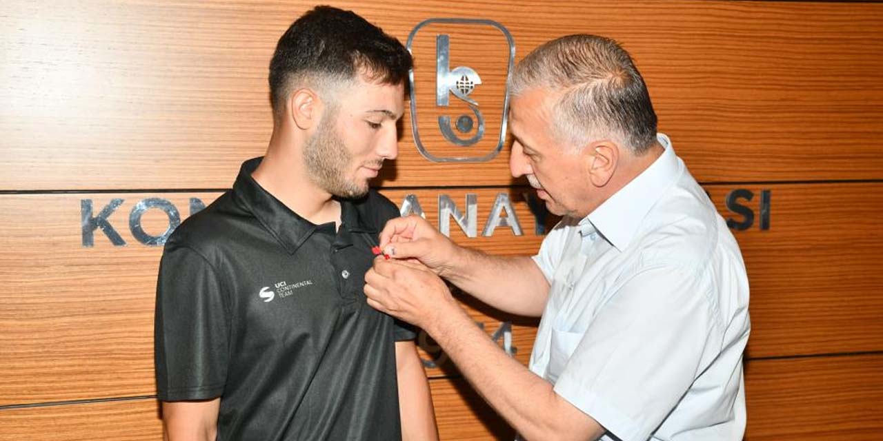 Konya Sanayi Odası Başkanı Büyükeğen Avrupa ikincisi bisikletçiyi ödüllendirdi