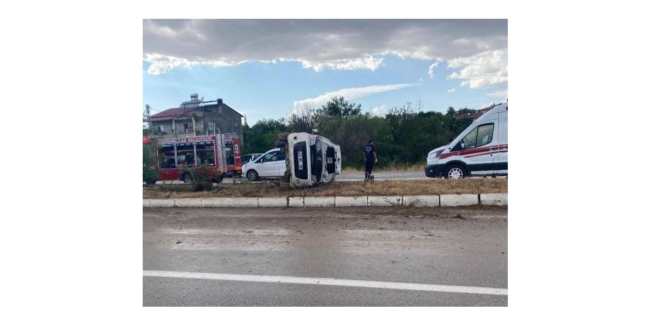 Hafif ticari araç yan yattı: 5 yaralı