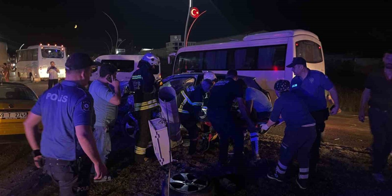 İki aracın kafa kafaya çarpıştığı kazada taksinin motoru fırladı: 3 yaralı