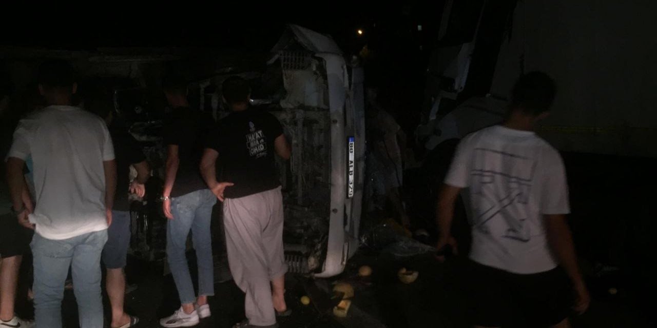 Hatay'da sebze-meyve yüklü kamyonetle tır çarpıştı, ortalık savaş alanına döndü