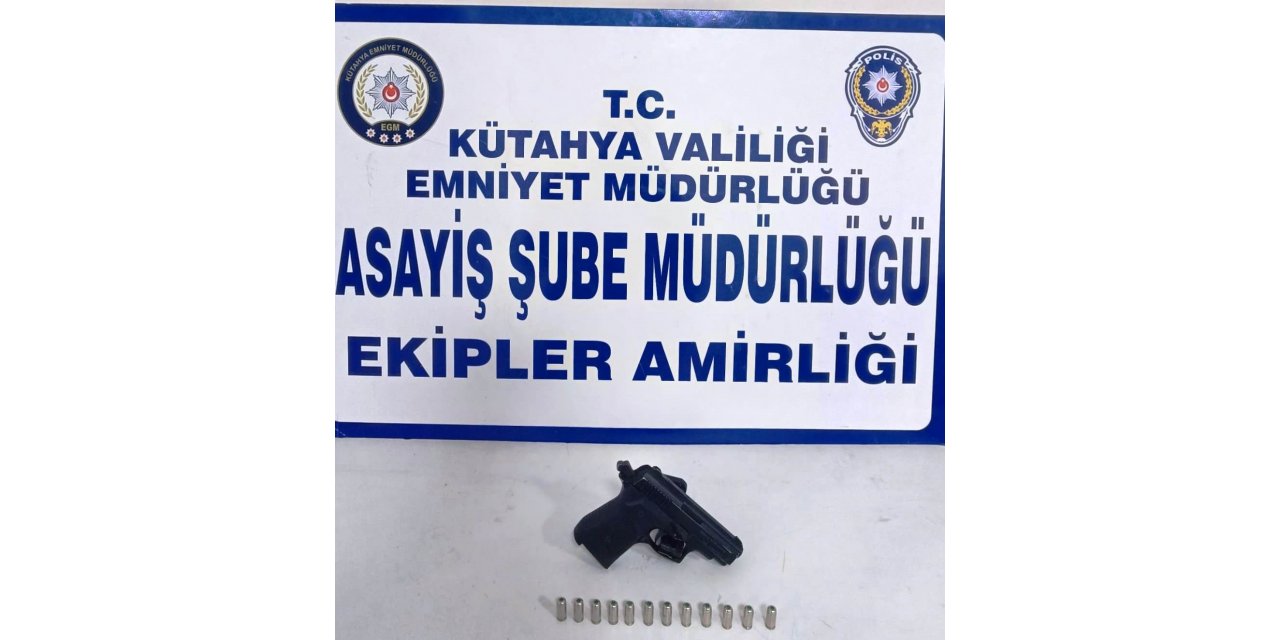 Kütahya’da polis bir kişinin aracında ruhsatsız tabanca ele geçirdi