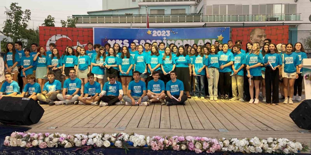 Radikal Eğitim Kurumlarında YKS’de derece yapan öğrencilere ödül