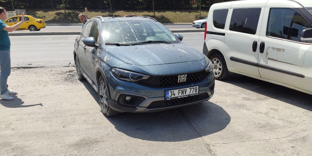 Sultangazi’de hafriyat kamyonundaki beton otomobilin üzerine döküldü