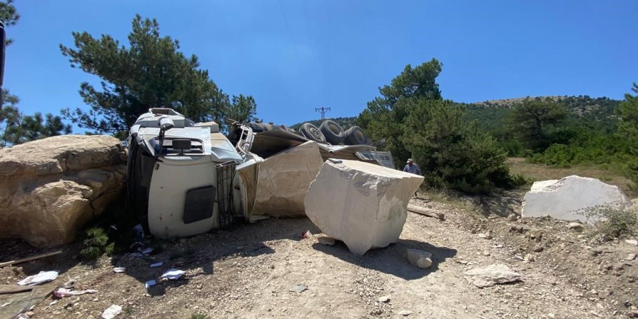 Bilecik’te mermer blok yüklü kamyon devrildi, sürücü ağır yaralandı