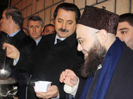 Cübbeli ve Çelik'ten aşure ikramı