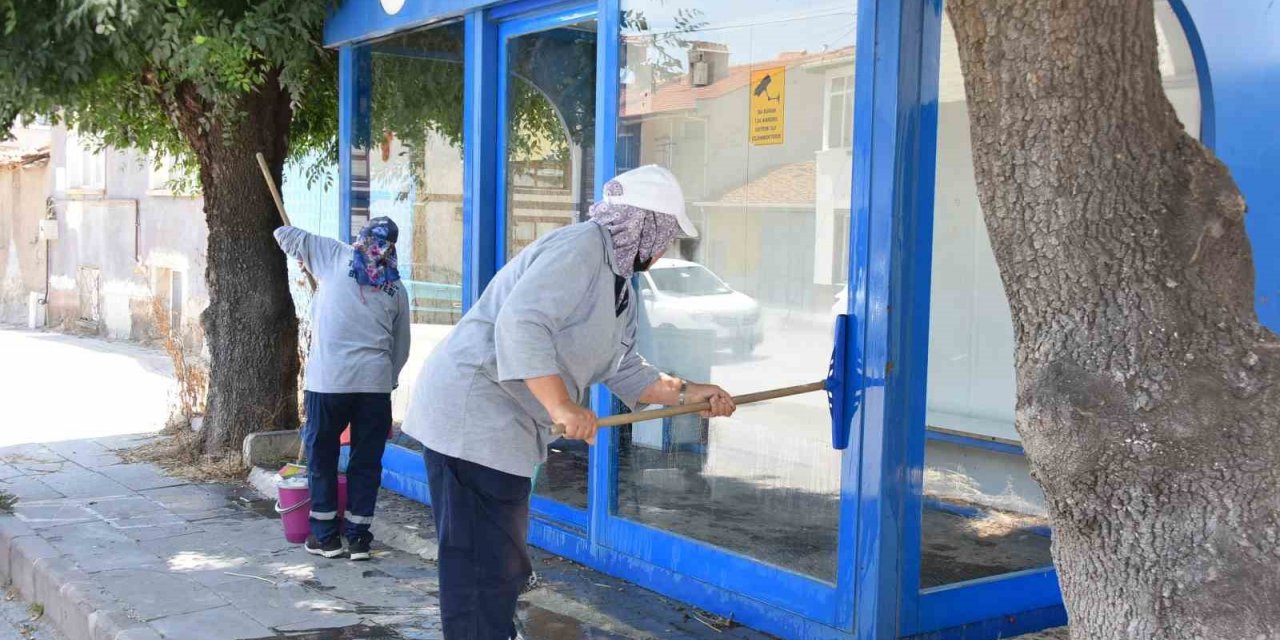 Duraklarda temizlik çalışmaları devam ediyor