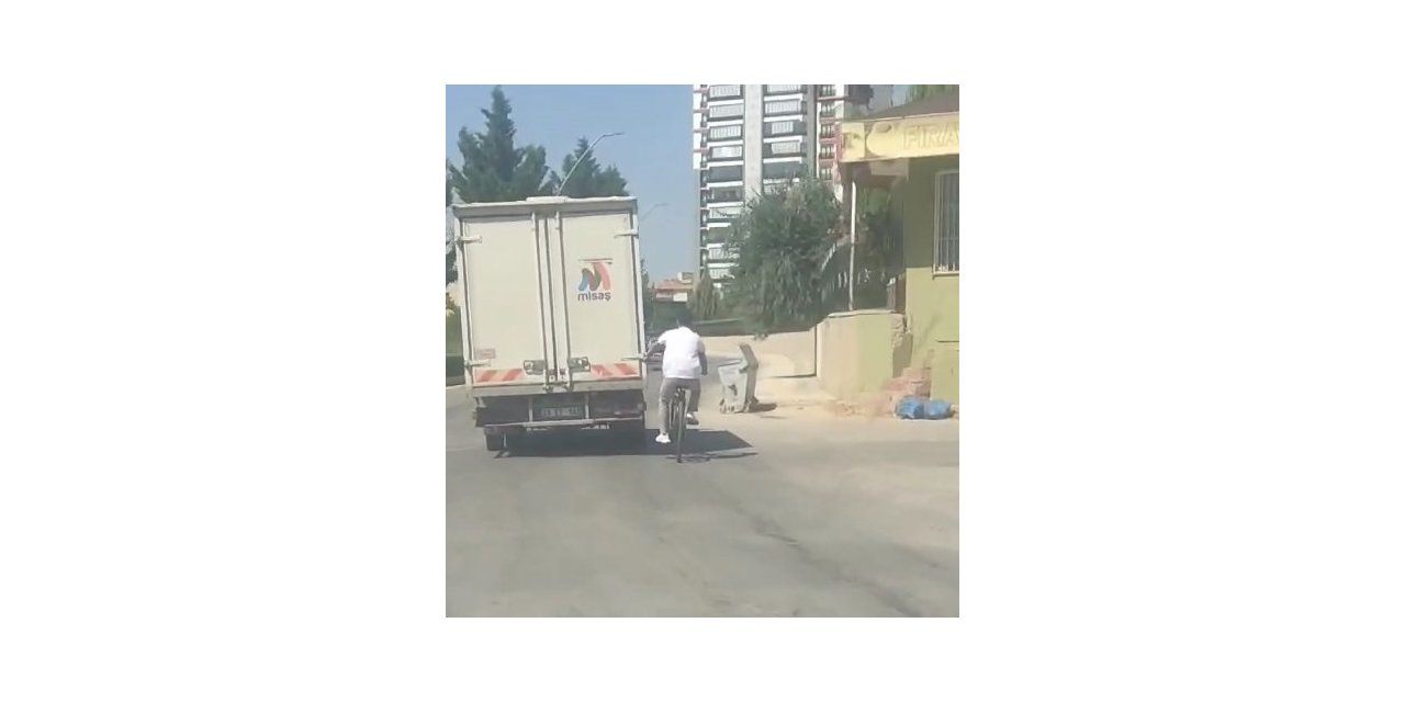 Elazığ’da bisikletlinin tehlikeli yolcuğu kameralara yansıdı