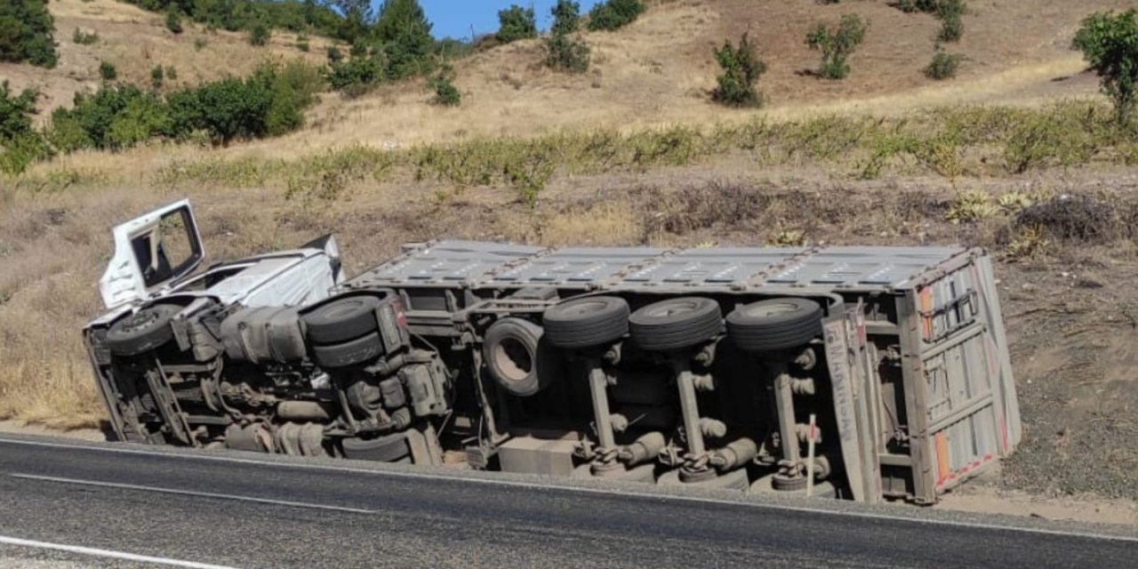 Şarampole devrilen tırın sürücüsü yaralandı