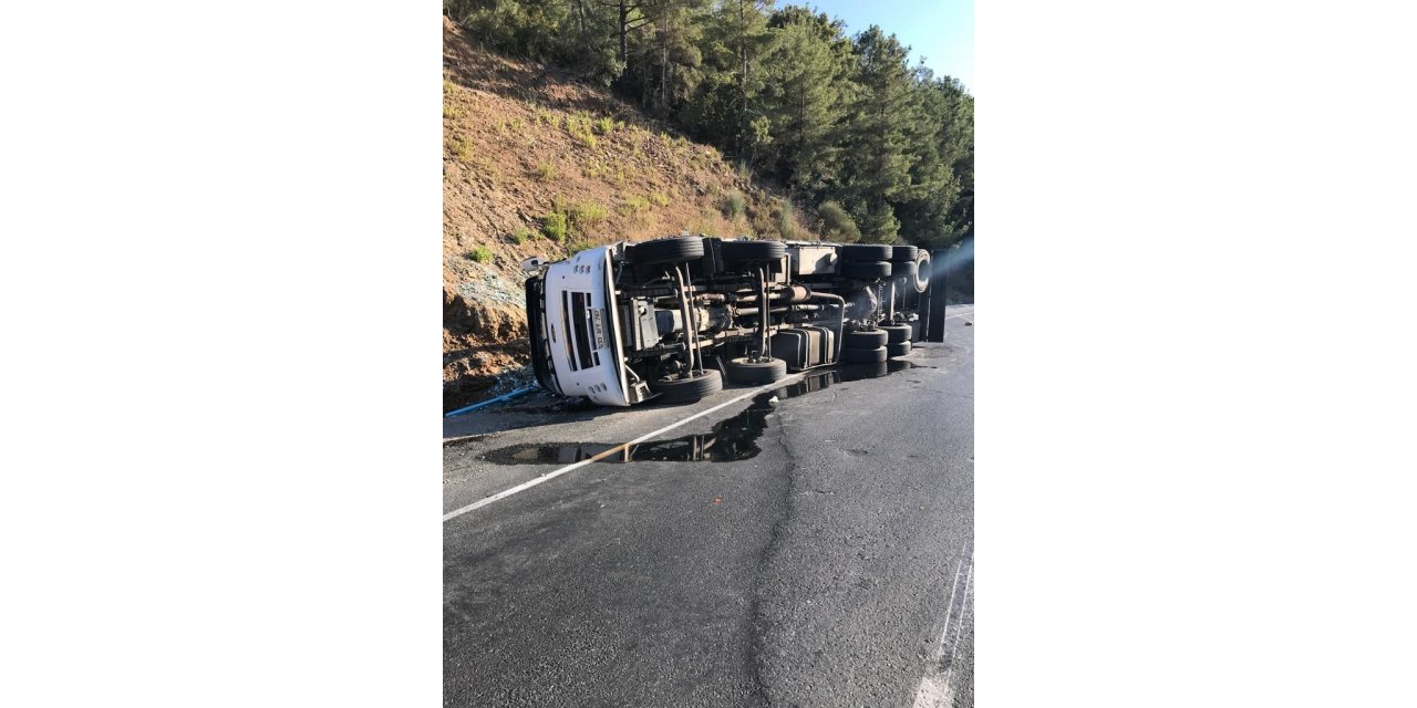 Gazipaşa’da cam yüklü kamyon devrildi: 1 yaralı