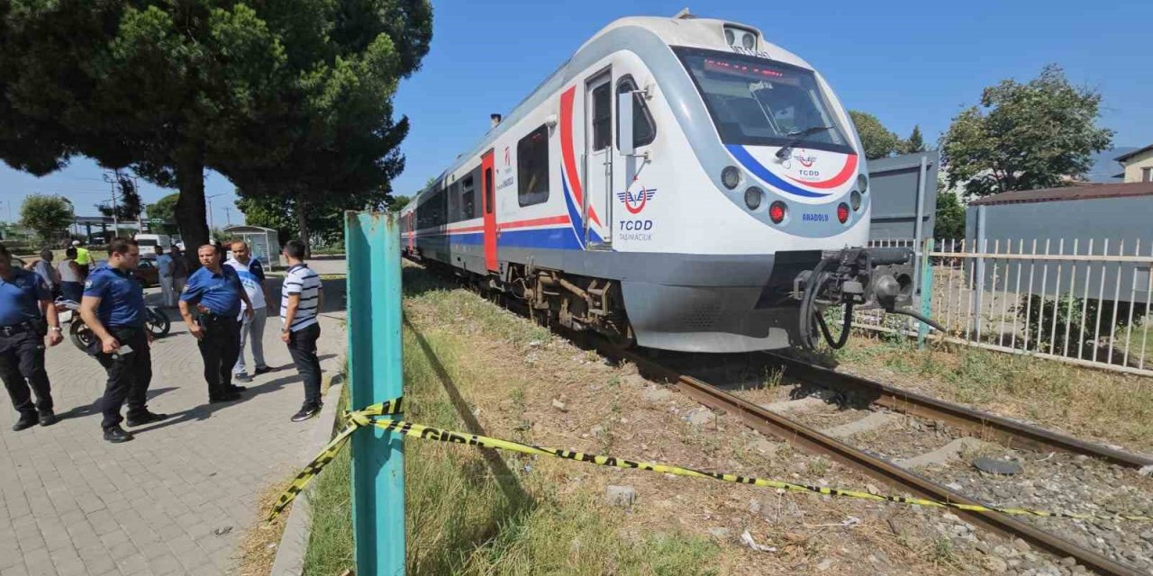 Trenin çarptığı adam hayatını kaybetti