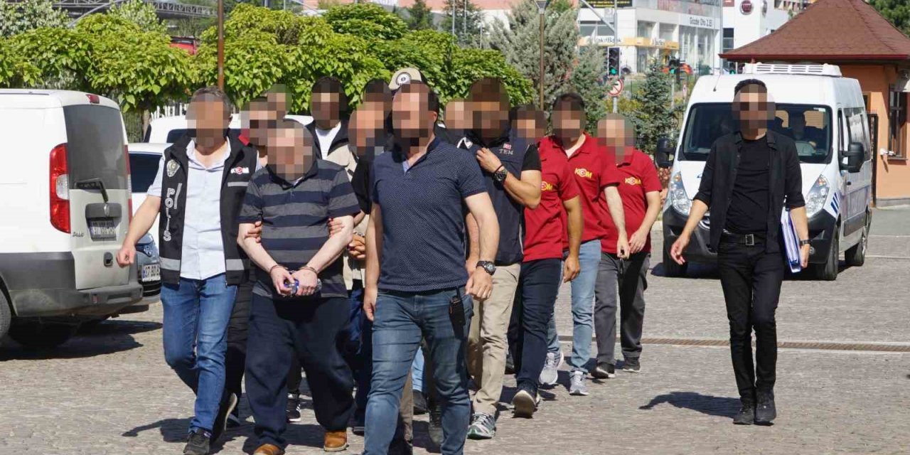 Milyonluk vurgun yaparak ortadan kaybolan şüpheliler, metruk binada saklanırken yakalandı