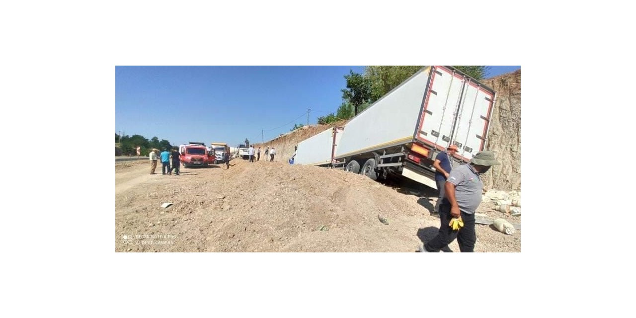 Elazığ’da tır kum birikintisine girdi: 1 yaralı