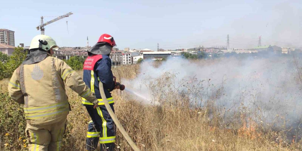 Sultangazi’de otluk alanda yangın paniği