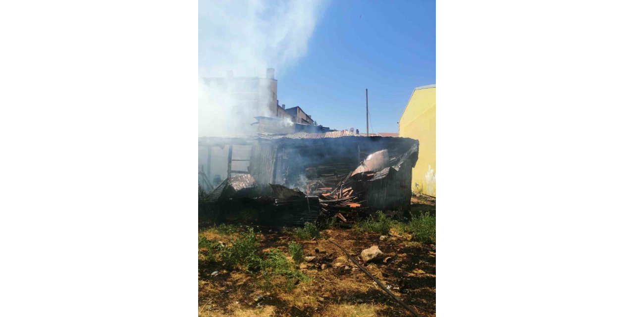 Odunlukta korkutan yangın